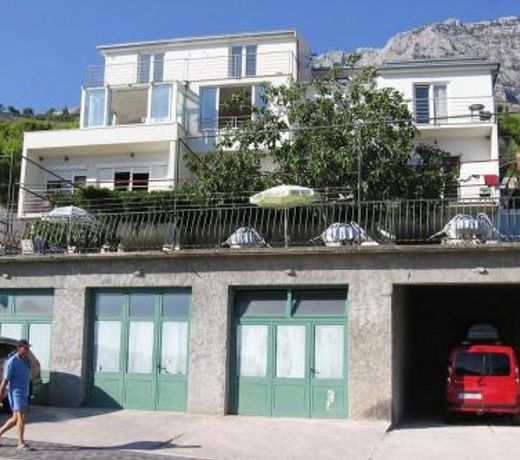 Apartments and rooms with parking space Tucepi, Makarska - 5263