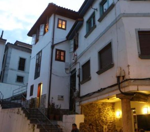 The Old Palace Tower / La Torre del Palacion