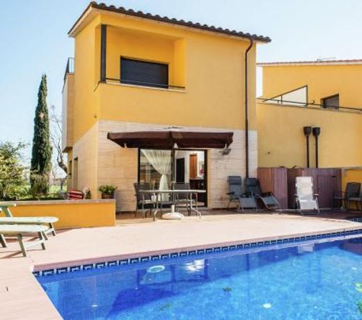 Chic Holiday House With Swimming Pool in St Pere Pescador