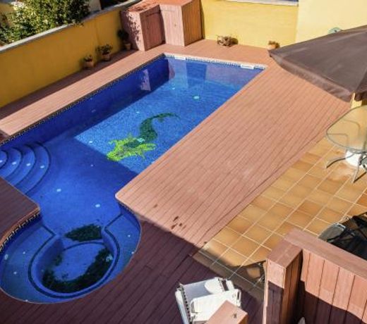 Chic Holiday House With Swimming Pool in St Pere Pescador