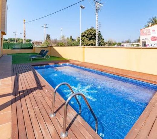 Cozy Holiday Home in St Pere Pescador with Pool