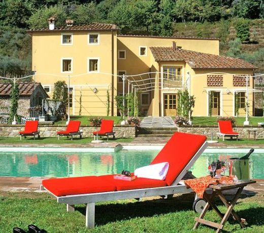 Vorno Villa Sleeps 15 with Pool and Air Con