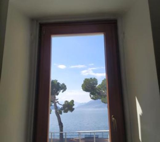 Casa d'epoca fronte lago a Domaso lago di Como