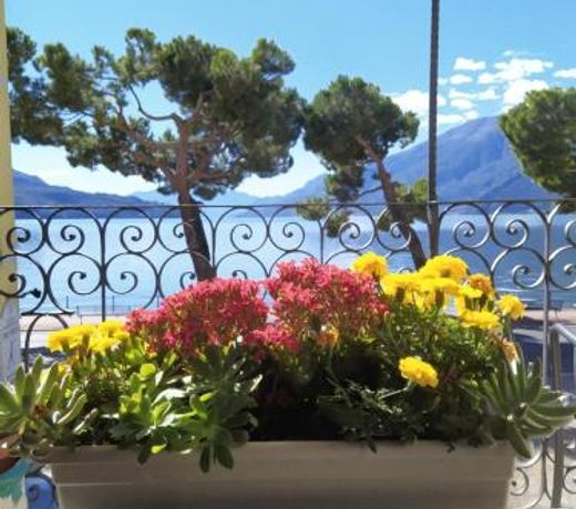 Casa d'epoca fronte lago a Domaso lago di Como