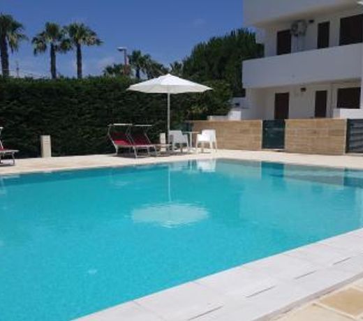 Trilocale piscina e doppio giardino 6