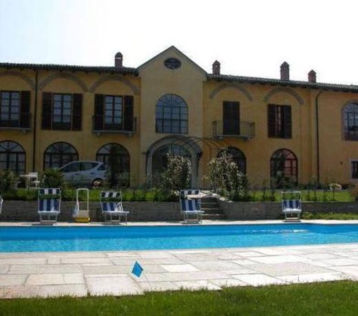 Modern Mansion in Nizza Monferrato with Swimming Pool