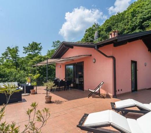 Lovely Apartment in Oggebbio with Swimming Pool