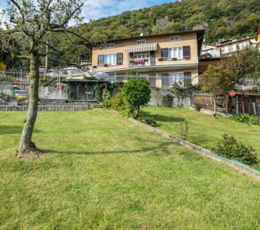 Guaranteed peace, with a large private garden and a panoramic view overlooking the lake