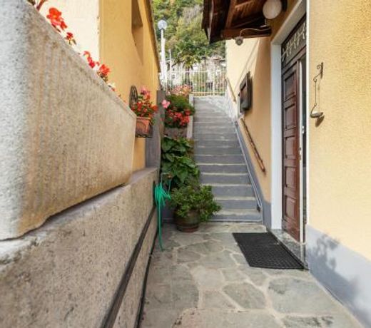 Guaranteed peace, with a large private garden and a panoramic view overlooking the lake