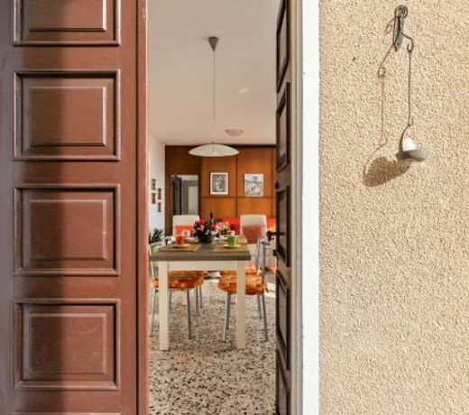 Guaranteed peace, with a large private garden and a panoramic view overlooking the lake