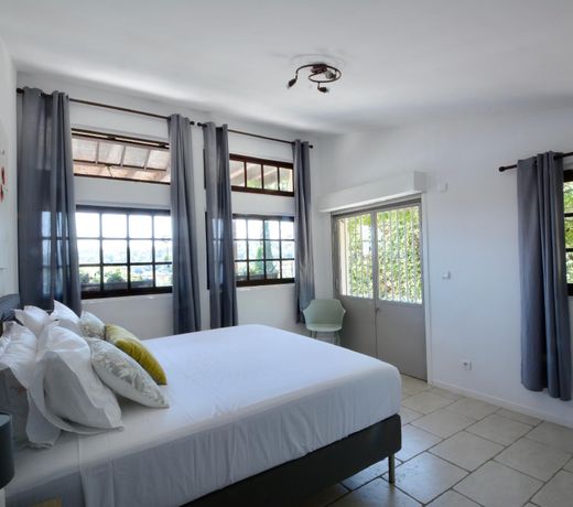 Indoor/Outdoor living at its best! Modern 4bd home