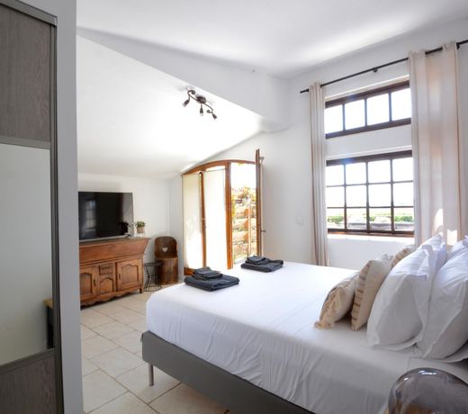 Indoor/Outdoor living at its best! Modern 4bd home