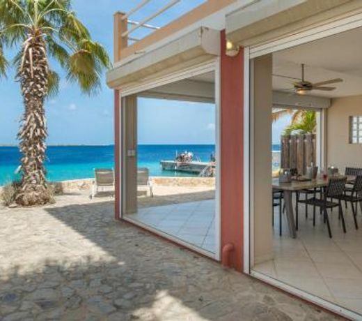 Oceanfront Deluxe Apartment Blue Marlin at Den Laman