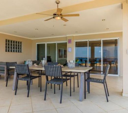 Oceanfront Deluxe Apartment Blue Marlin at Den Laman