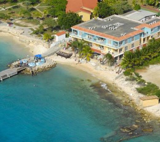 Oceanfront Flying Fish at Den Laman