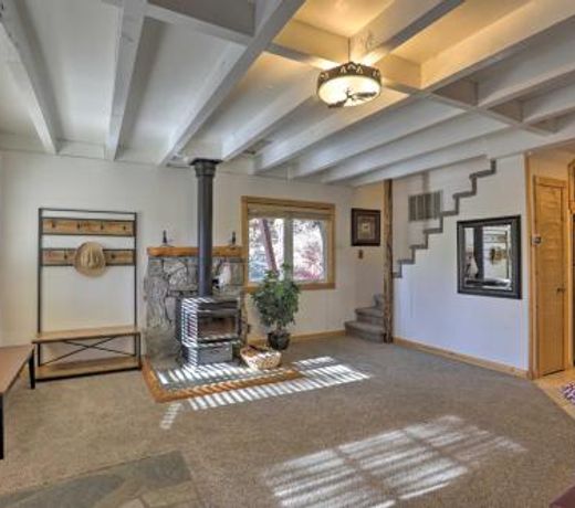 Idyllic Cabin with Hot Tub, Patio 1Mi to Squaw Valley