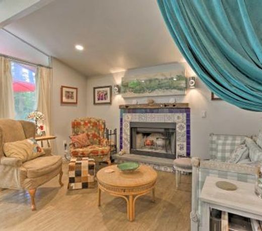 Mid-Century Cabin with Resort Amenities on Lake!