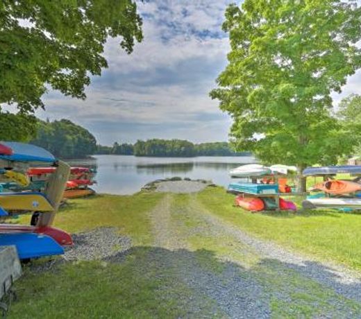 Mid-Century Cabin with Resort Amenities on Lake!