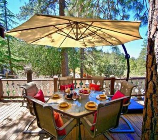 Rocky Mountain Lodge: Walk-to-Town, Private
