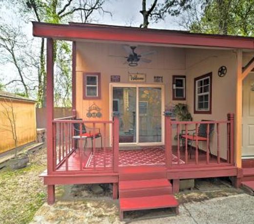 Spacious Conroe Home with Foosball and Pool Table!