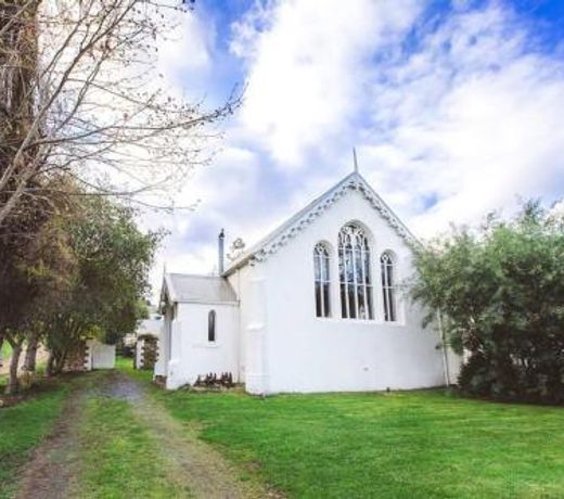 Abbey on Main - Unique heritage listed property overlooking the Huon River