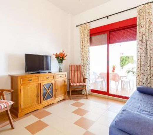 Bonito apartamento en campo de golf con piscina