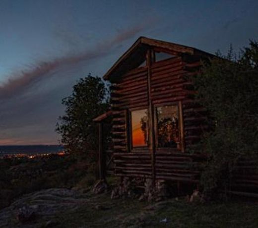 Cabaña de Troncos en la montaña