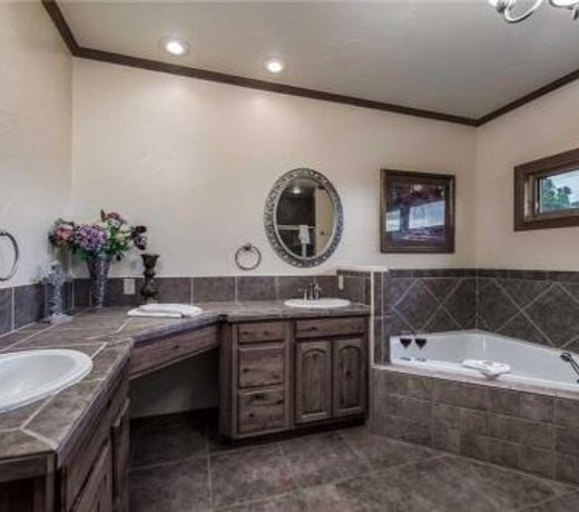 Mountain Views, 3 Bedrooms, Sleeps 6, Jetted Tub, WiFi, Hot Tub, Deck