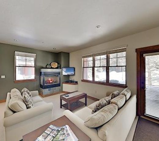 Slopeside Condo: Hot Tub, Walk to Lifts & Village! condo