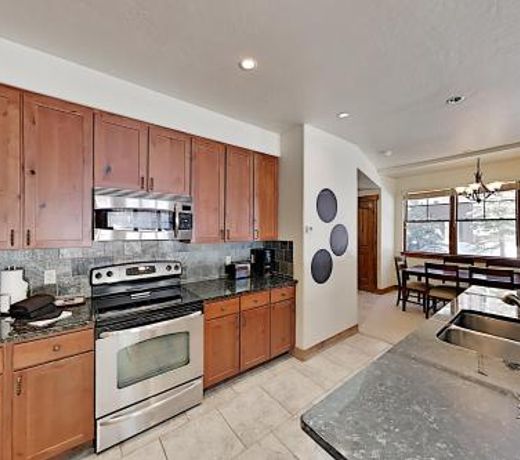 Slopeside Condo: Hot Tub, Walk to Lifts & Village! condo