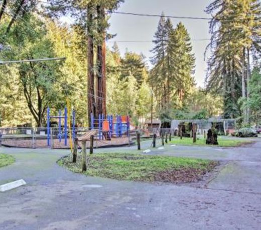 Quiet Cottage with Redwood Forest Views and Deck!
