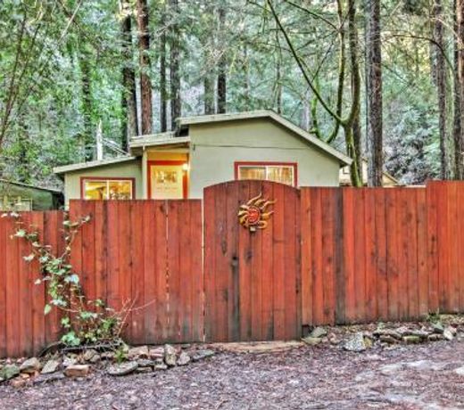 Quiet Cottage with Redwood Forest Views and Deck!