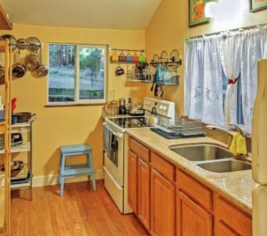 Quiet Cottage with Redwood Forest Views and Deck!