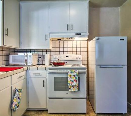 Guerneville Home, Walk to the Russian River!
