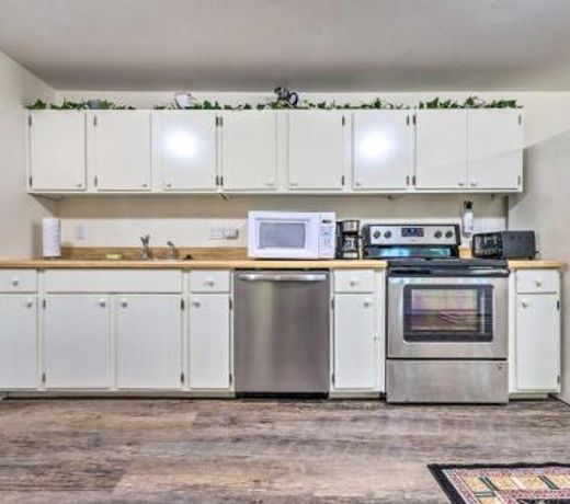 Cozy Pet-Friendly Hot Springs Village Apt with Deck