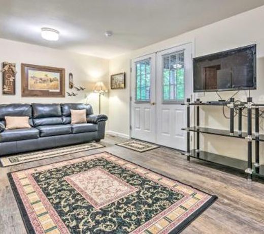 Cozy Pet-Friendly Hot Springs Village Apt with Deck