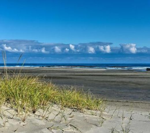 Wildwood Condo with Beach Access and Pool On-Site!