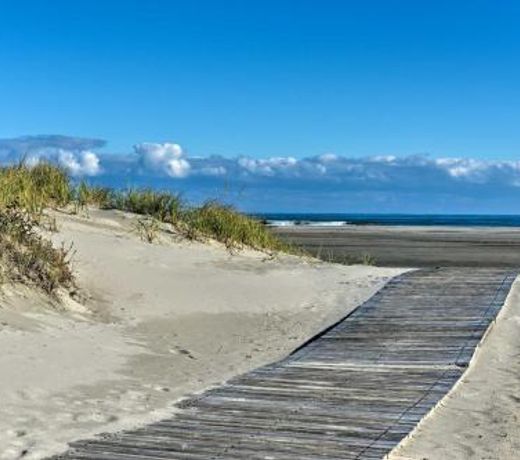 Wildwood Condo with Beach Access and Pool On-Site!