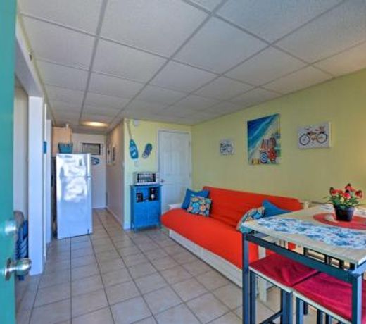 Wildwood Condo with Beach Access and Pool On-Site!