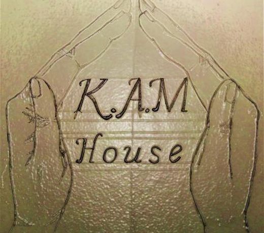 Come to Î.Î.Î house