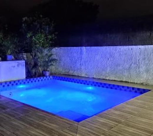 Casa com piscina proximo a Maranduba