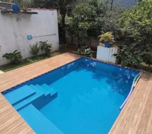 Casa com piscina proximo a Maranduba