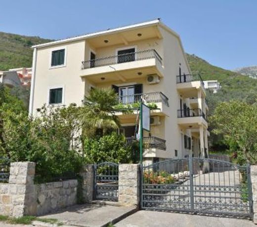 Apartments and Rooms Iva