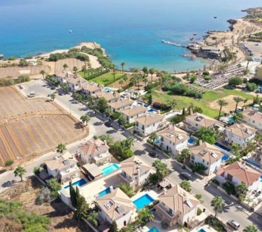 Family Villa - Walk to the Beach + Pool & BBQ