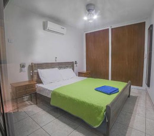 Family Villa - Walk to the Beach + Pool & BBQ