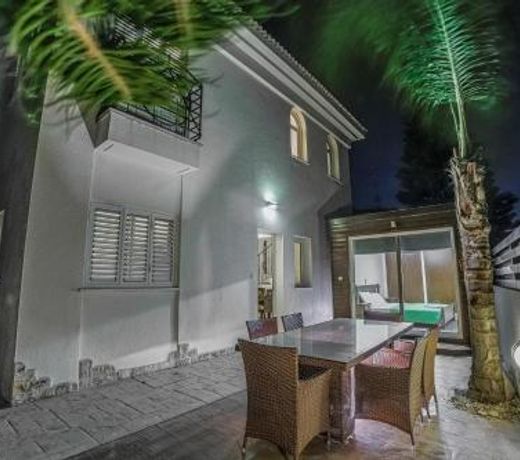 Family Villa - Walk to the Beach + Pool & BBQ