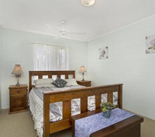 First floor unit close to shops, park and waterfront!