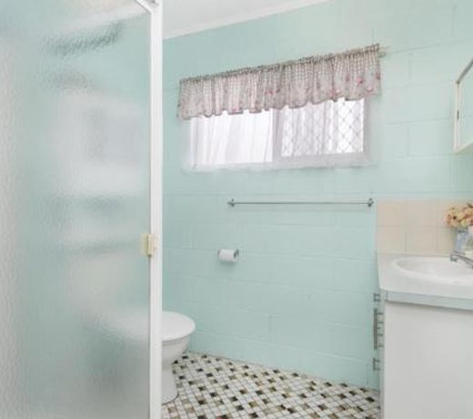 First floor unit close to shops, park and waterfront!
