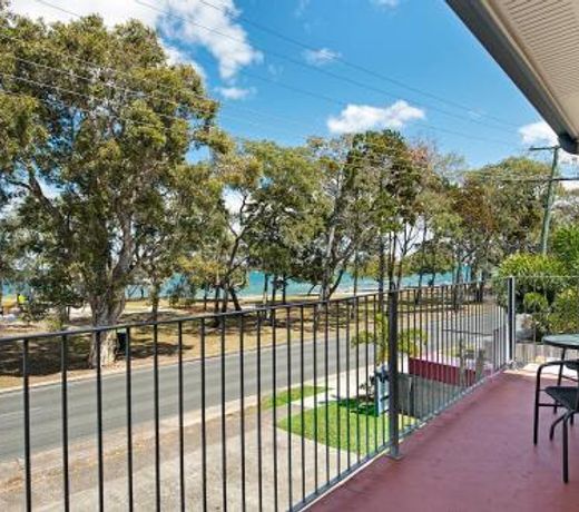 First floor unit close to shops, park and waterfront!