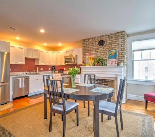 Evolve 2nd-Floor Apt half Mi to Greenport Harbor!